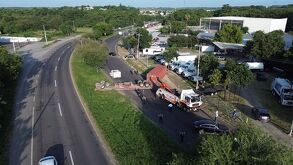 Un tráiler perdió un remolque que volcó y bloqueó los tres carriles en dirección al sur a la altura de la colonia Nuevo Repueblo en Allende.