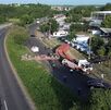 Un tráiler perdió un remolque que volcó y bloqueó los tres carriles en dirección al sur a la altura de la colonia Nuevo Repueblo en Allende.
