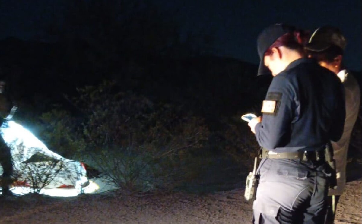 Autoridades corroborando el hallazgo del cuerpo de un hombre desaparecido en Viesca.