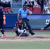 Robinson Canó bateando y conectando hit en el Juego de Estrellas 2026 en Monterrey, Nuevo León.