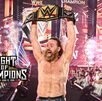 Sami Zayn levantando el campeonato de WWE tras su victoria en Nigth of Champions.