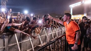 Samuel García con la gente en Fan Fest en Monterrey