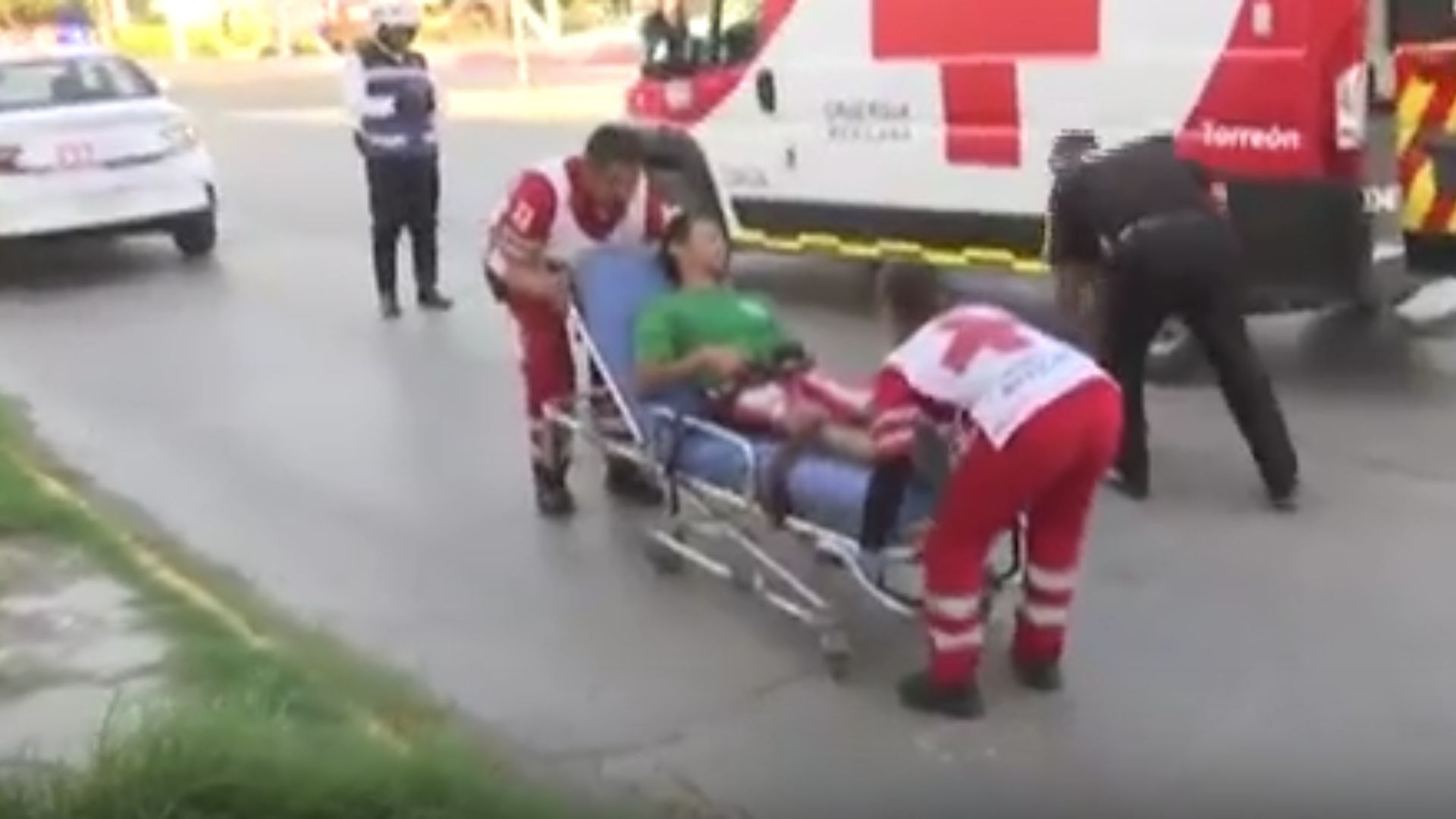 Un peatón identificado como Raúl Flores resultó con lesiones tras ser arrollado en la intersección del Bulevar Constitución y la calle Melchor Múzquiz.