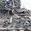 Un hombre camina entre los escombros de un edificio que colapsó durante los sismos del día anterior en La Guaira, Venezuela, el jueves 25 de junio de 2026.