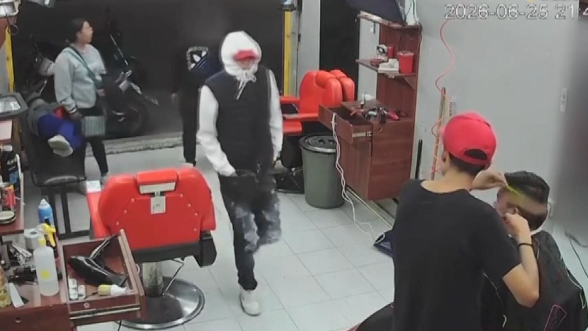 Violento asalto a barbería en Ecatepec; 2 delincuentes disparan sin resistencia mientras niños jugaban afuera.