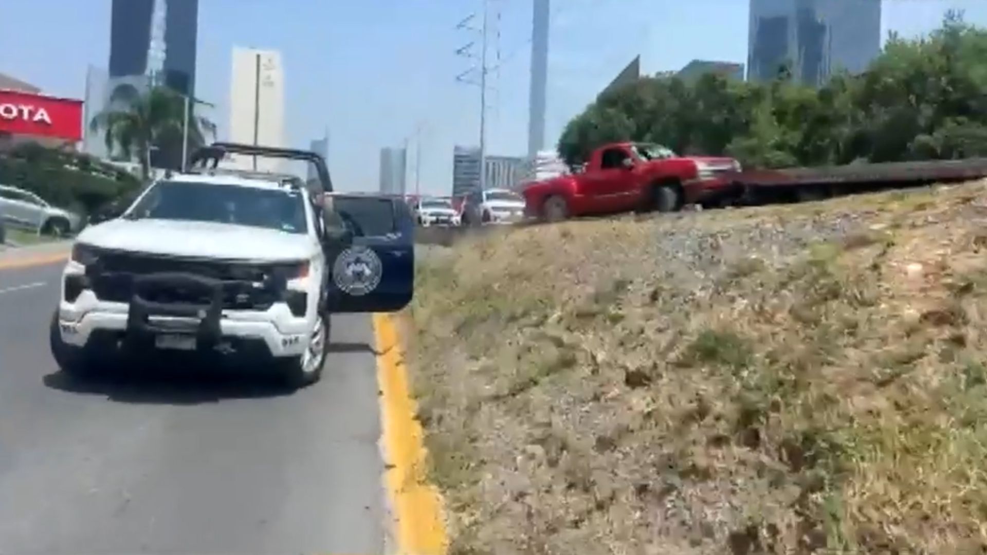 Una aparatosa volcadura de camioneta en la avenida Lázaro Cárdenas, Monterrey movilizó a Protección Civil tras dejar una mujer lesionada en San Pedro.