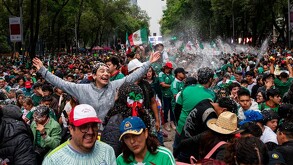 Aficionados de la Selección Mexicana se congregan frente a la megapantalla instalada en el cruce de Paseo de la Reforma e Insurgentes.