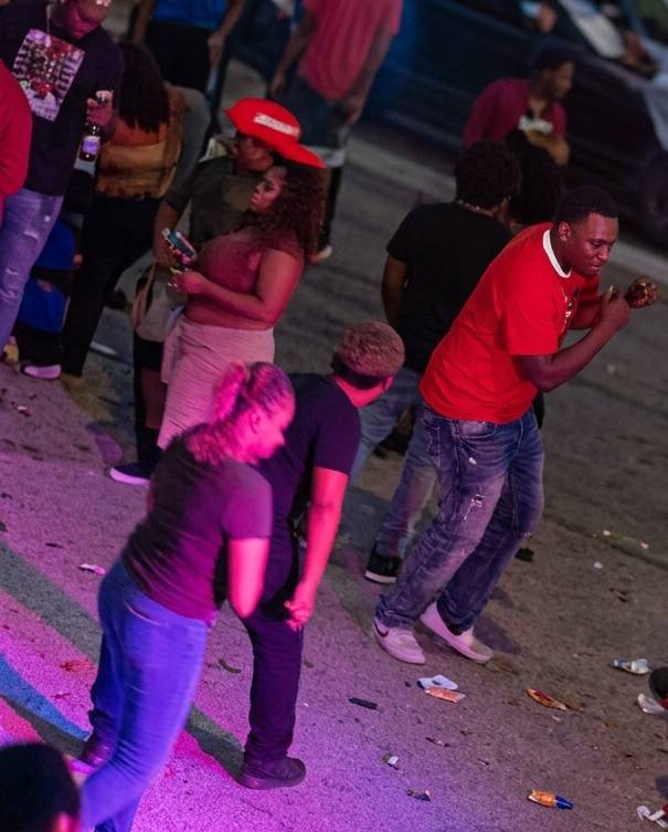 Una convivencia terminó en violencia tras una riña en Línea Verde. Un joven sufrió quemaduras y continúan las investigaciones.