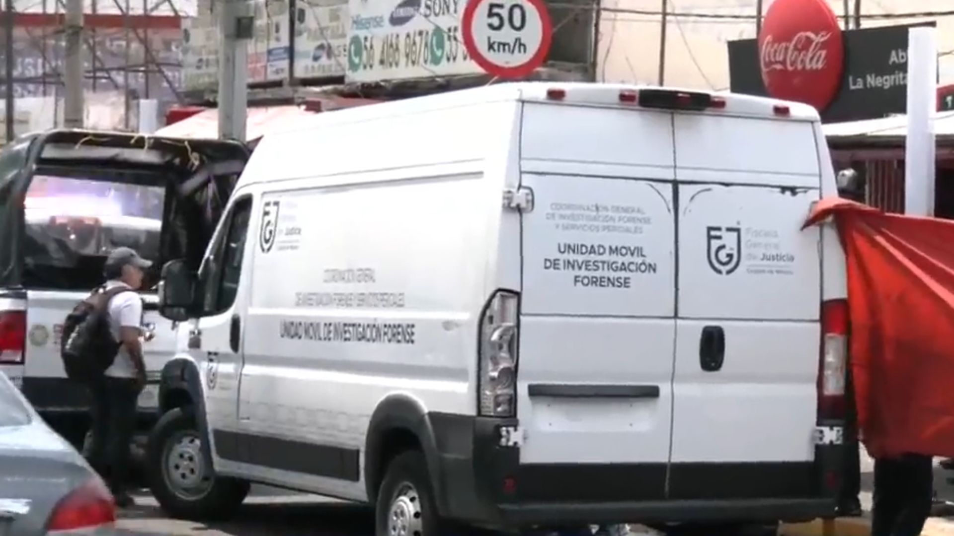Hombre de 38 años baleado al salir de tienda en Iztapalapa. Heridas en pecho y cuello le causaron muerte. Mujer herida. Dos sospechosos huyeron en moto.