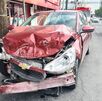 choque provoca destrozos en auto compacto
