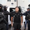 Hombre en muletas y con la cara censurada con blur siendo detenido por agentes de la Guardia Civil y Fiscalía de Michoacán