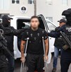 Hombre en muletas y con la cara censurada con blur siendo detenido por agentes de la Guardia Civil y Fiscalía de Michoacán