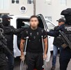 Hombre en muletas y con la cara censurada con blur siendo detenido por agentes de la Guardia Civil y Fiscalía de Michoacán