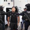 Hombre en muletas y con la cara censurada con blur siendo detenido por agentes de la Guardia Civil y Fiscalía de Michoacán