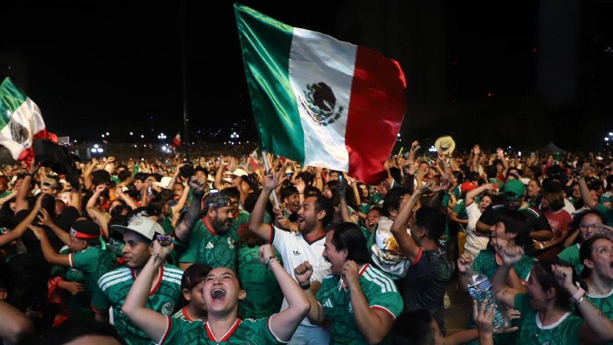 Con la clasificación a la siguiente ronda, el entusiasmo de la afición mexicana continúa creciendo. | Foto: Luis Guerra