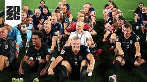 jugadores del equipo de Noruega sentados en la cancha del estadio