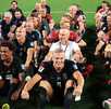 jugadores del equipo de Noruega sentados en la cancha del estadio