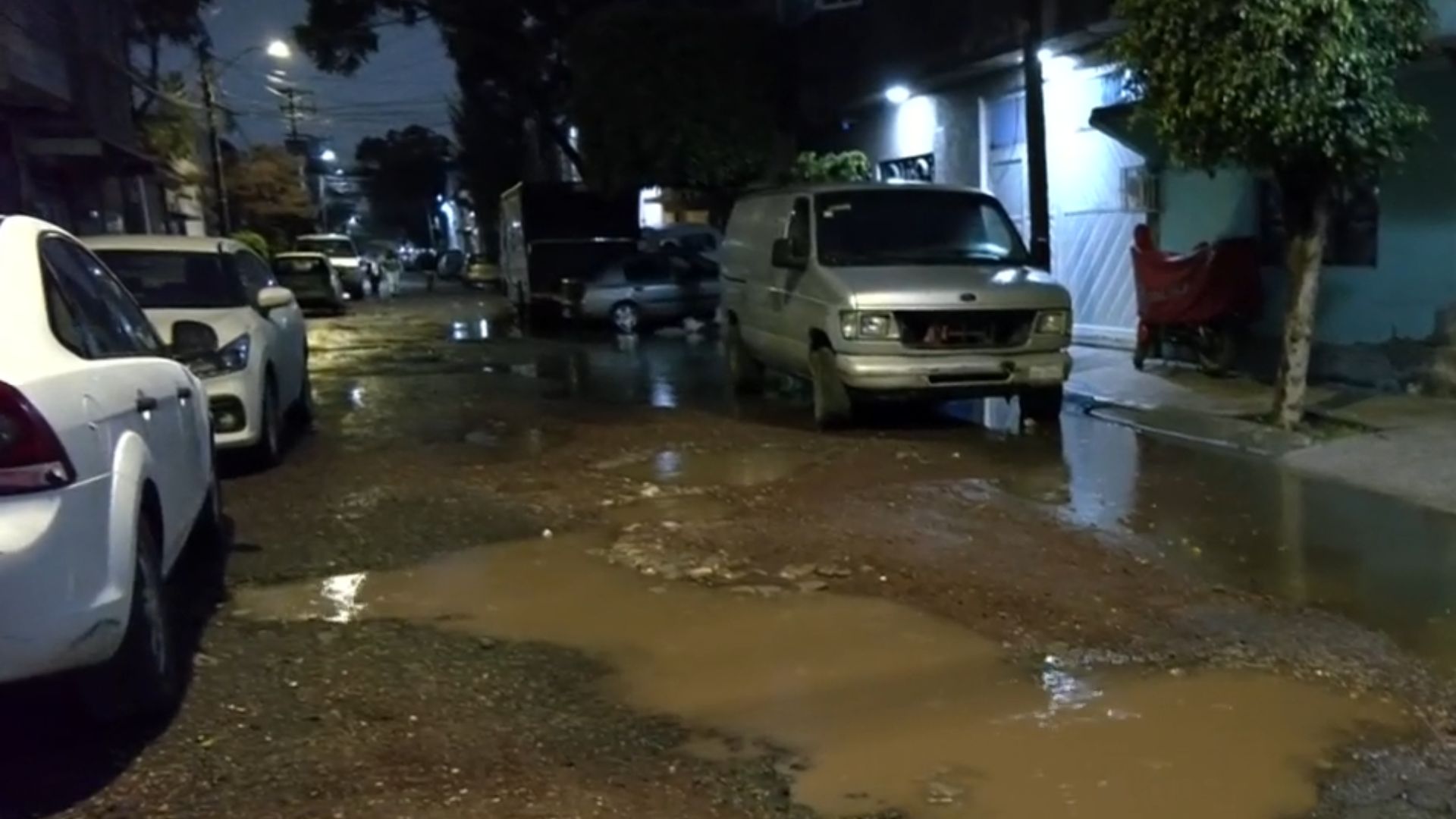 Drenaje colapsado en Ecatepec genera charcos con agua estancada hace más de un año. Vecinos denuncian larvas, aguas negras e infecciones.
