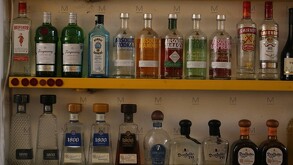 Tras la falta de control sobre miles de botellas que salen vacía de cantinas y palenques, los dueños de vinaterías han reforzado las medidas de seguridad.