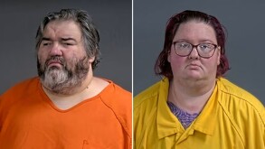 A la izquierda una foto del hombre Damien O'Brien y a la derecha una mujer de nombre Jessica O'Brien al momento de ser detenidos por la muerte de su hijo
