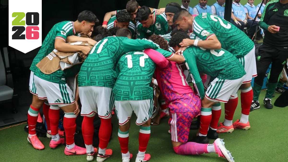 Fotografía de jugadores de la selección mexicana abrazándose en la cancha