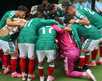 Fotografía de jugadores de la selección mexicana abrazándose en la cancha