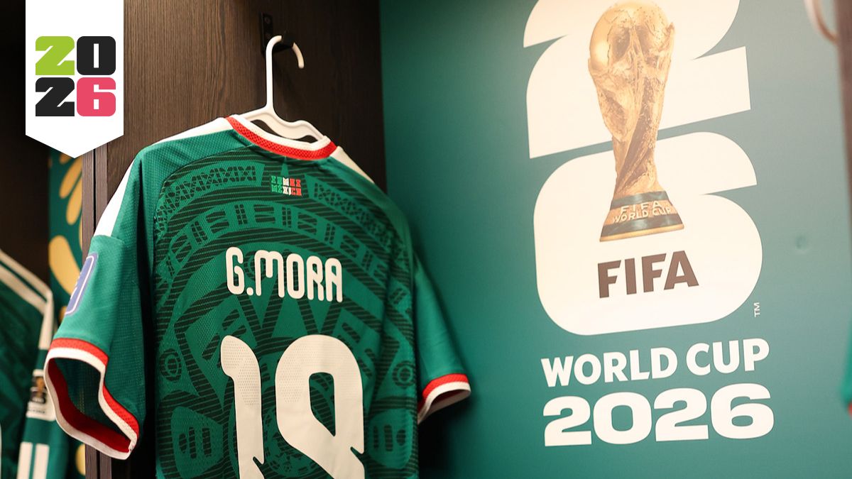 Playera de Gilberto Mora en el vestidor de México.