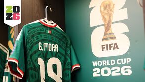 Playera de Gilberto Mora en el vestidor de México.