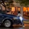 Mujer en muletas hablando ante medios de comunicación.