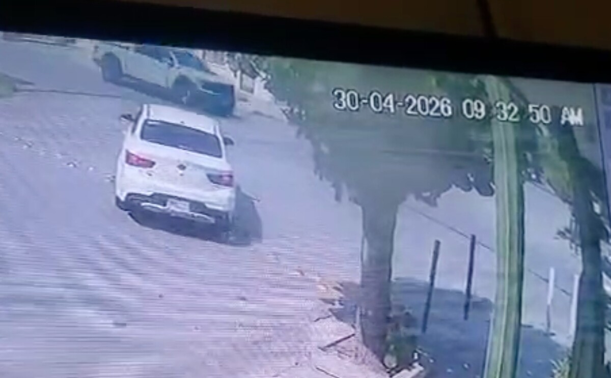 Cámara de seguridad captando un choque en la calle 24 del Centro de Torreón.