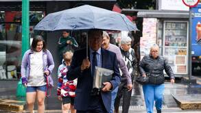 Los habitantes de la Ciudad de México han salido con paraguas a las calles debido a las fuertes lluvias.
