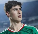 Futbolista Armando González Alba ‘La Hormiga’ jugando con la playera de la Selección Mexicana con un estadio desenfocado en el fondo