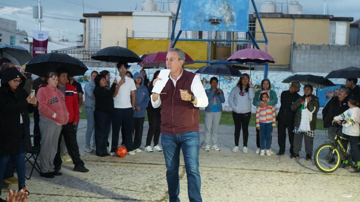 Pepe Chedraui con personas de fraccionamiento poblano con alumbrado moderno