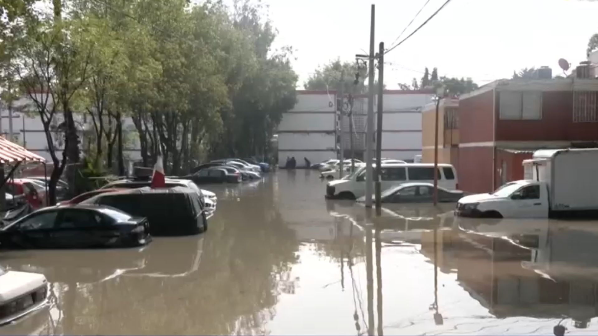 Familias en Tlalnepantla atrapadas 18 horas por inundaciones. Pérdida total de casas, departamentos y vehículos por desbordamiento de aguas negras.