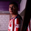 Jordan Carrillo y Kevin Castañeda firmaron por cuatro años con Chivas. Conoce los detalles de sus fichajes para el Apertura 2026 de la mano de Milito.