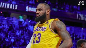LeBron James con los colores de los Lakers.