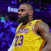 LeBron James con los colores de los Lakers.