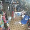 Se observa a un hombre que viste short y playera azul, trae unas flores en la mano.