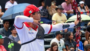 un deportista de tiro con arco se prepara para lanzar una flecha