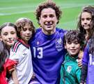 Fotografía de Guillermo Ochoa con sus hijos en el partido de México vs Chequia en el Mundial 2026