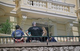 Investigadores examinan la escena de una explosión ante un edificio residencial que dejó tres heridos graves el día anterior en Mónaco.