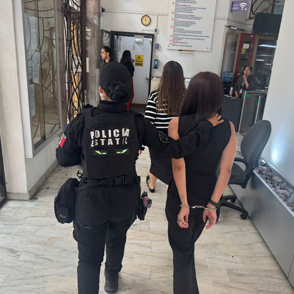 Una mujer de 27 años fue arrestada en las oficinas de la Secretaría de Hacienda en Guadalajara al intentar hacer trámites con credenciales ajenas.