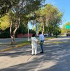 Se observa una cintilla amarilla de precaución, hay unas personas en la vía pública.