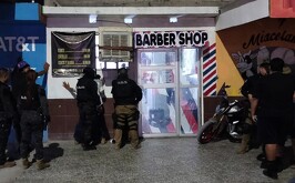 Autoridades deteniendo a dueños de una barbería clausurada en colonia Villas Zaragoza de Torreón.