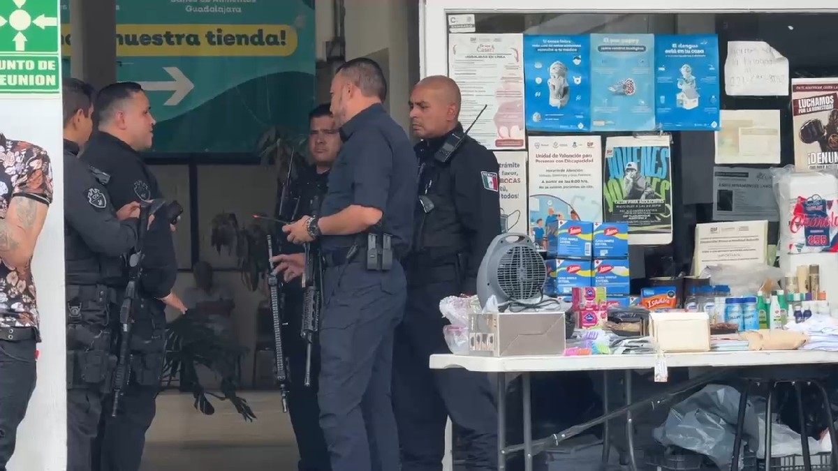 Policías de Tlaquepaque y oficiales de la Secretaría de Seguridad Jalisco resguardando el interior de un centro de salud del DIF en Tlaquepaque