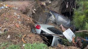 Rayo abre socavón y arrastra auto en Valle de Aragón y El Chamizal en Ecatepec