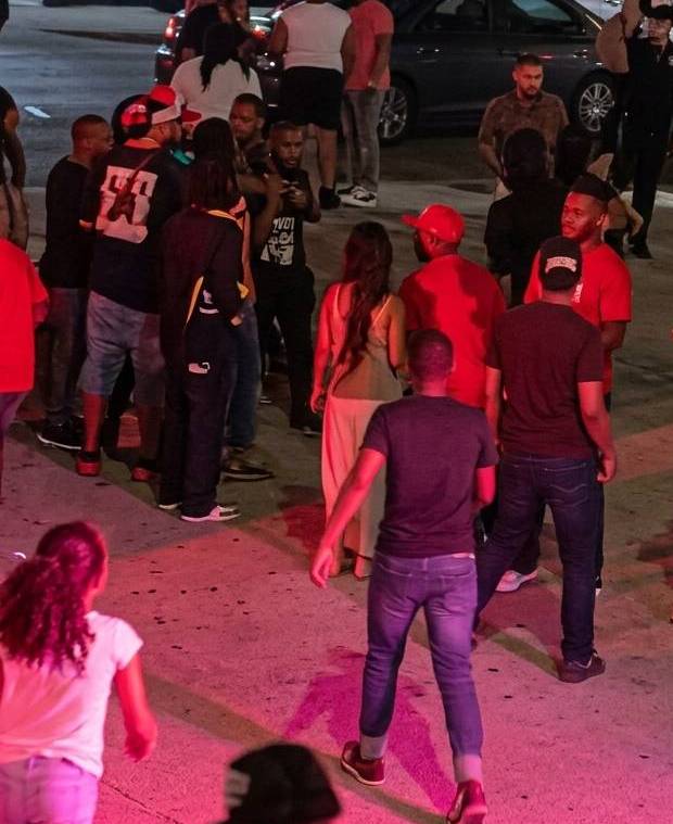 Una convivencia terminó en violencia tras una riña en Línea Verde. Un joven sufrió quemaduras y continúan las investigaciones.