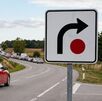 Señal flecha y punto rojo