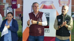 Pepe junto con autoridades debajo de las luminarias modernizadas en la comunidad