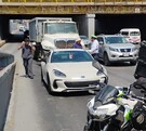 Un camión de carga pesada provocó dos accidentes y caos vial en la avenida Fidel Velázquez, en San Nicolás; dos personas resultaron lesionadas.